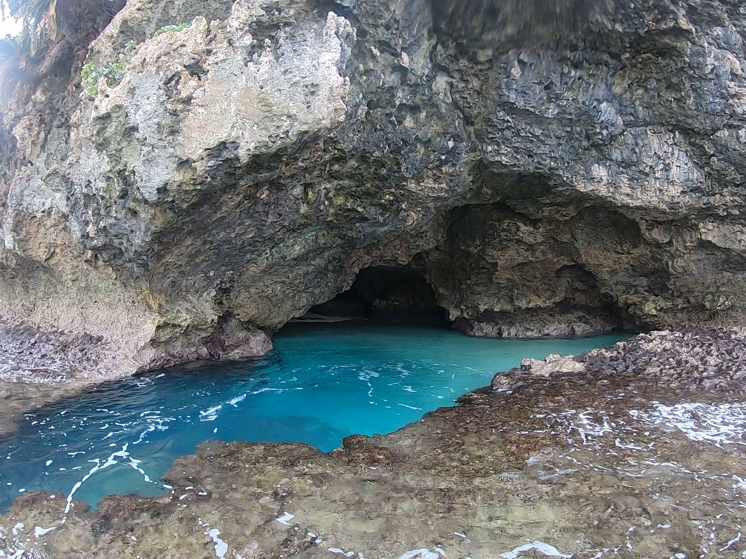 青の洞窟かなり青
